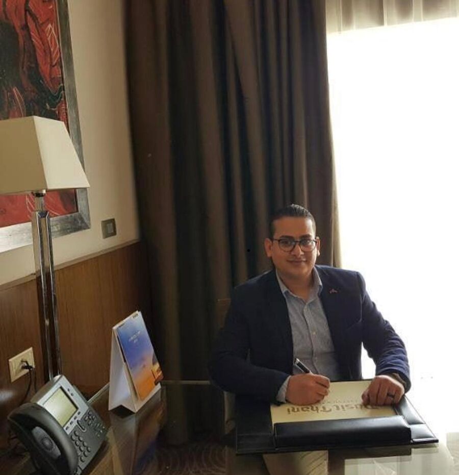 د. بولا في مكتبه
